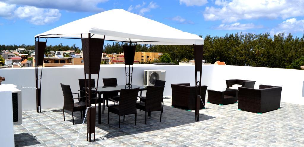Flic En Flac Beach Penthouse Exterior photo