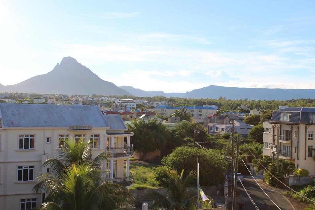 Flic En Flac Beach Penthouse Exterior photo