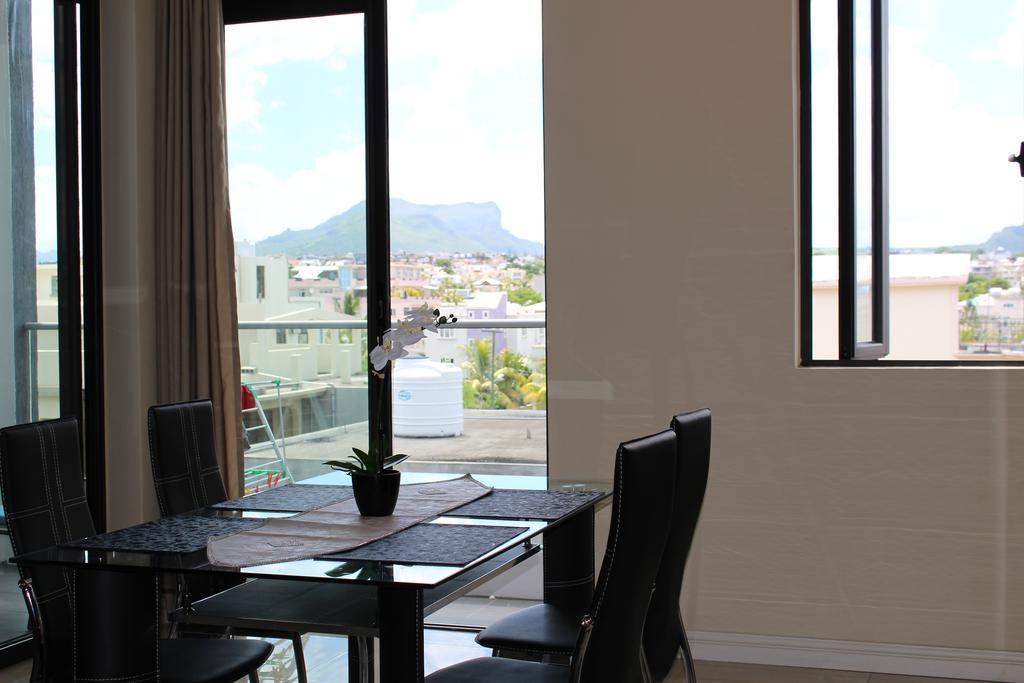 Flic En Flac Beach Penthouse Exterior photo