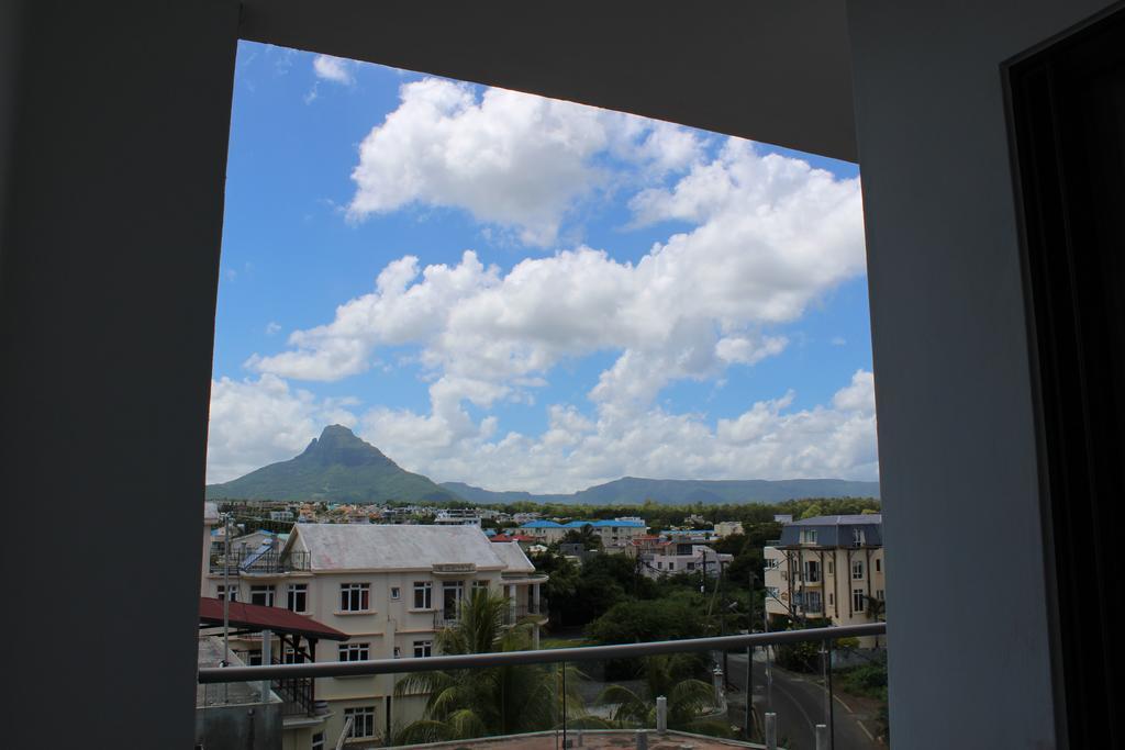 Flic En Flac Beach Penthouse Exterior photo
